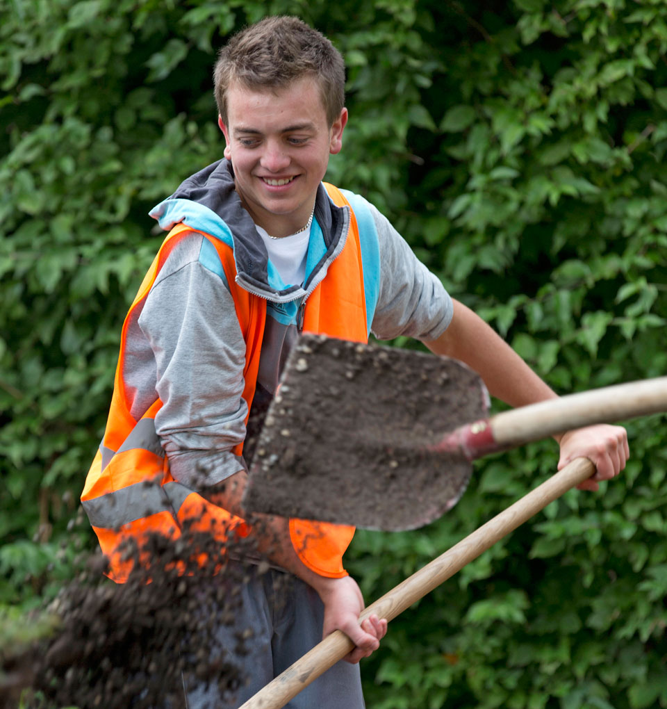 Junge bei Gartenarbeit