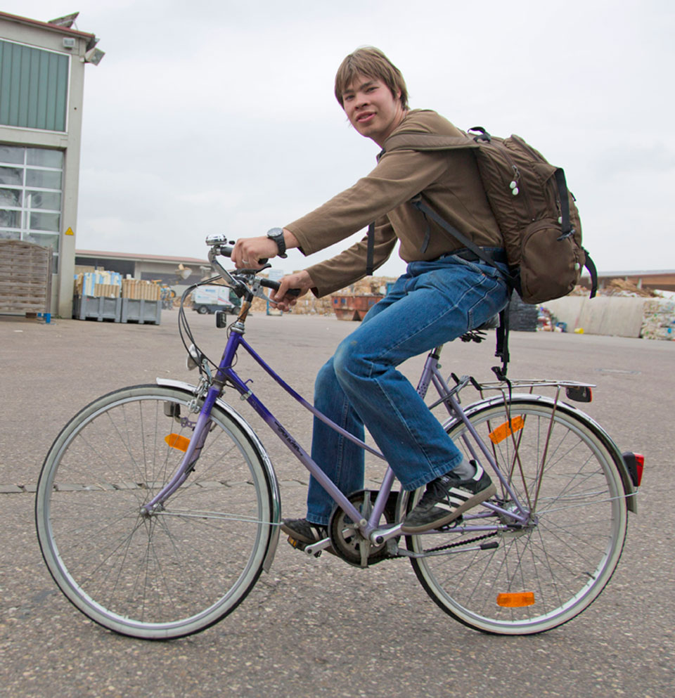 Junge fährt Fahrrad